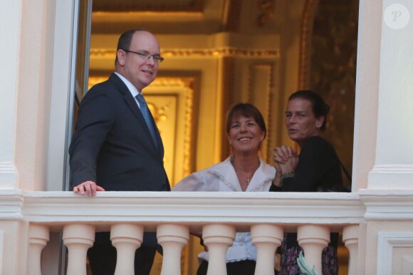 Albert de Monaco, Caroline de Hanovre et Stéphanie de Monaco assistent à la première partie des fêtes de la Saint-Jean, depuis le balcon du palais, le dimanche 23 juin 2013.