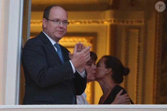 Albert de Monaco, Caroline de Hanovre et Stéphanie de Monaco assistent à la première partie des fêtes de la Saint-Jean, depuis le balcon du palais, le dimanche 23 juin 2013.