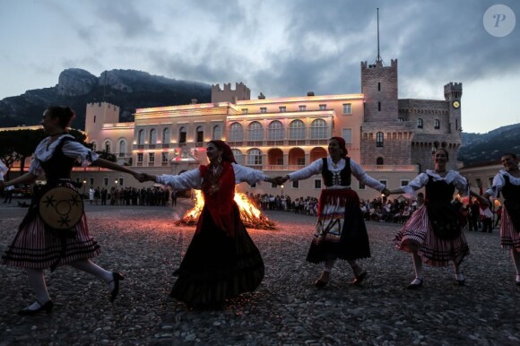 Albert de Monaco, Caroline de Hanovre et Stéphanie de Monaco assistent à la première partie des fêtes de la Saint-Jean, depuis le balcon du palais, le dimanche 23 juin 2013.