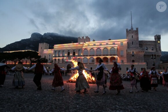 Albert de Monaco, Caroline de Hanovre et Stéphanie de Monaco assistent à la première partie des fêtes de la Saint-Jean, depuis le balcon du palais, le dimanche 23 juin 2013.
