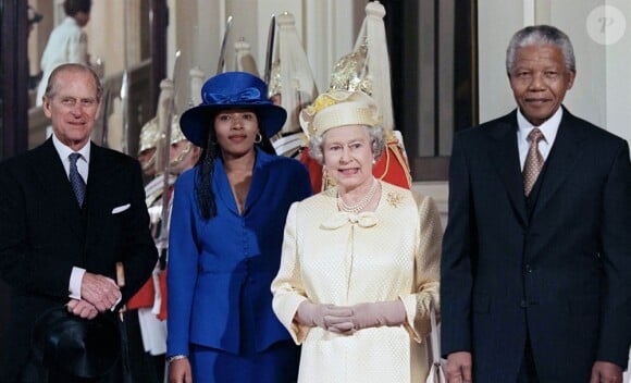 Elizabeth II et le Duc d'Edimbourg avec Nelson Mandela et sa fille Zenani, à Londres le 9 juillet 2000.