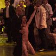 Un homme nu interrompt le defilé de mode de Dolce &amp; Gabbana à Milan le 22 juin 2013.