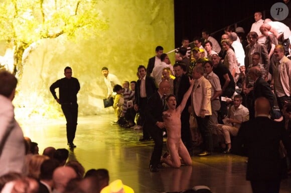 Un homme nu interrompt le defilé de mode de Dolce & Gabbana à Milan le 22 juin 2013.