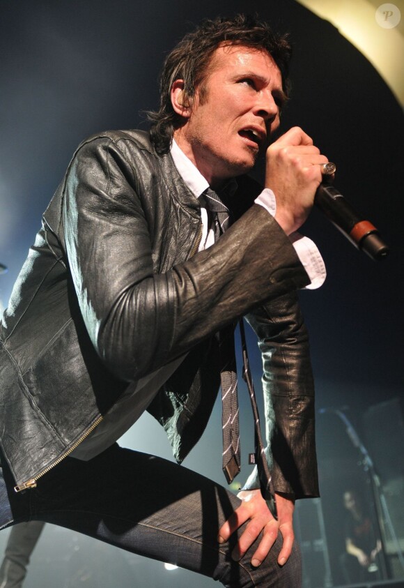 Scott Weiland en concert avec Velvet Revolver à Londres le 25 mars 2008.