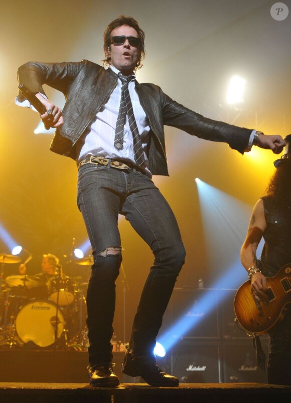 Le rockeur américain Scott Weiland en concert avec Velvet Revolver à Londres le 25 mars 2008.