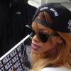 La chanteuse Rihanna se voit offrir un cadeau par un fan alors qu'elle sort de son hôtel à Amsterdam, le 23 juin 2013