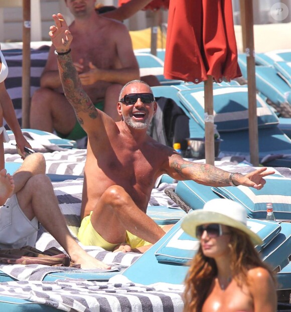 Christian Audigier en vacances à Mykonos avec sa fiancée Nathalie Sorensen le 24 juin 2013.