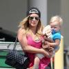 Hilary Duff en compagnie de son fils Luca dans les rues de Los Angeles, le 23 juin 2013.