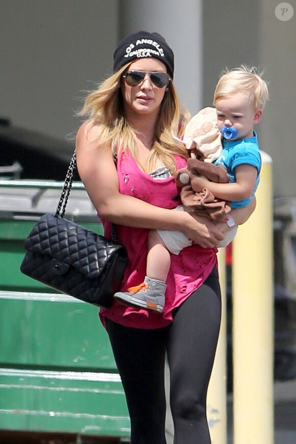 Hilary Duff en compagnie de son fils Luca dans les rues de Los Angeles, le 23 juin 2013.