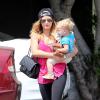 Hilary Duff avec son fils Luca dans les rues de Los Angeles, le 23 juin 2013.