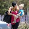 Hilary Duff avec son fils Luca à Los Angeles, le 23 juin 2013.