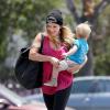 Hilary Duff avec son fils Luca dans les rues de Los Angeles, le 23 juin 2013.