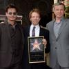 Johnny Depp, Jerry Bruckheimer et Bob Iger lors de la remise de l'étoile de Jerry Bruckheimer sur Hollywood Boulevard à Los Angeles le 24 juin 2013