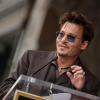 Johnny Depp faisant un discours lors de la remise de l'étoile de Jerry Bruckheimer sur Hollywood Boulevard à Los Angeles le 24 juin 2013
