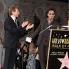 Jerry Bruckheimer écoutant le discours de Johnny Depp lors de la remise de son étoile sur Hollywood Boulevard à Los Angeles le 24 juin 2013