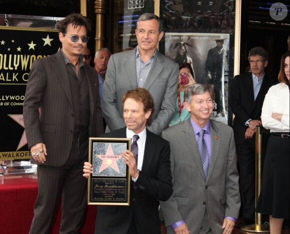 Jerry Bruckheimer et Johnny Depp lors de la remise de l'étoile de Jerry Bruckheimer sur Hollywood Boulevard à Los Angeles le 24 juin 2013