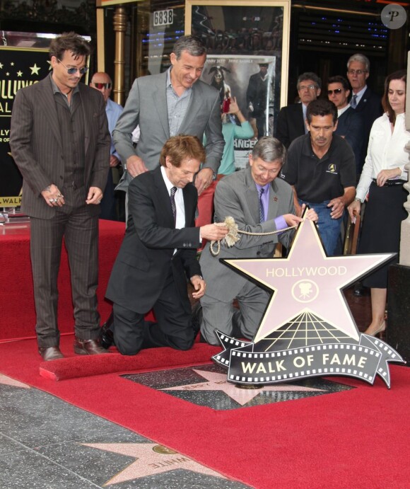 Johnny Depp, Jerry Bruckheimer lors de la remise de l'étoile de Jerry Bruckheimer sur Hollywood Boulevard à Los Angeles le 24 juin 2013