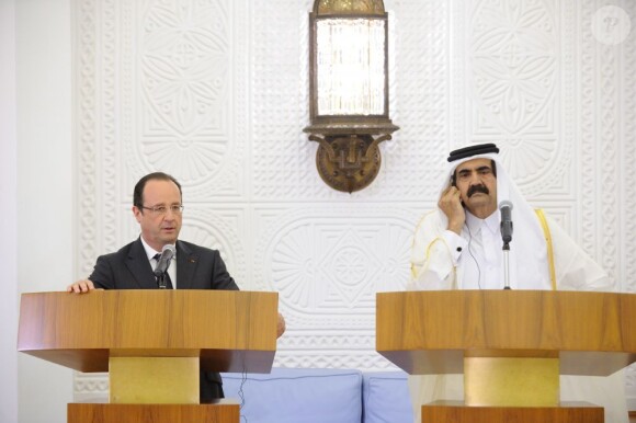 François Hollande et le père du nouvel émir, Cheikh Hamad ben Khalifa Al Thani le 23 juin 2013.