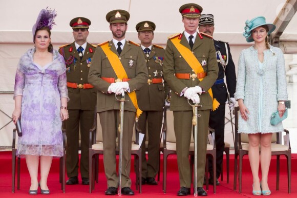 Le grand-duc Henri et la grande-duchesse Maria Teresa, le grand-duc héritier Guillaume et Stéphanie de Luxembourg durant la parade militaire lors de la fête nationale le 23 juin 2013.