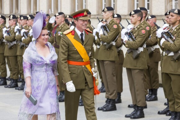 Le Grand-duc Henri et la Grande-duchesse Maria Teresa durant la parade militaire lors de la fête nationale le 23 juin 2013.