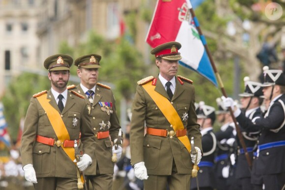 Le grand-duc Henri et le grande-duc héritier Guillaume défilent lors de la fête nationale le 23 juin 2013.