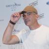 L'acteur Antonio Banderas, crâne rasé sous sa casquette, présente le gala Starlite à Madrid en Espagne, une soirée caritative qui aura lieu à Marbella le 25 juin 2013