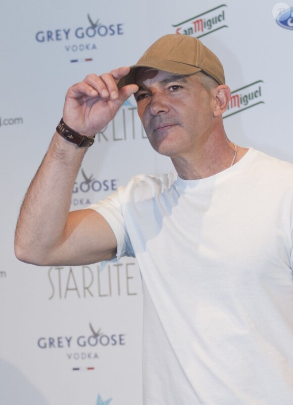 L'acteur Antonio Banderas, crâne rasé sous sa casquette, présente le gala Starlite à Madrid en Espagne, une soirée caritative qui aura lieu à Marbella le 25 juin 2013