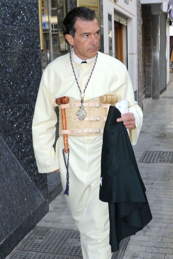Antonio Banderas en costume traditionnel lors de la procession de la semaine sainte de Pâques à Malaga en Espagne le 24 mars 2013