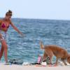 Exclusif - Hailey Baldwin à la plage avec des amies à Miami, le 26 Juin 2013.