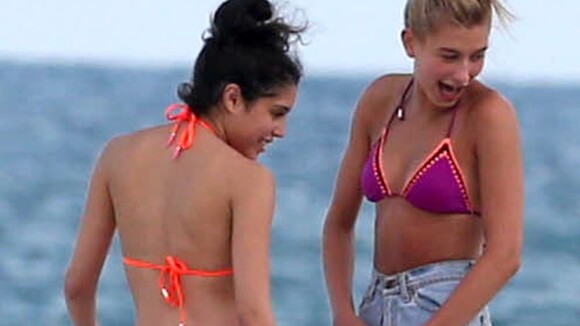 Hailey Baldwin : Sirène des plages, elle s'éclate en bikini avec des amies