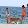 Exclusif - Hailey Baldwin s'amuse sur la plage avec des amies à Miami, le 26 Juin 2013.