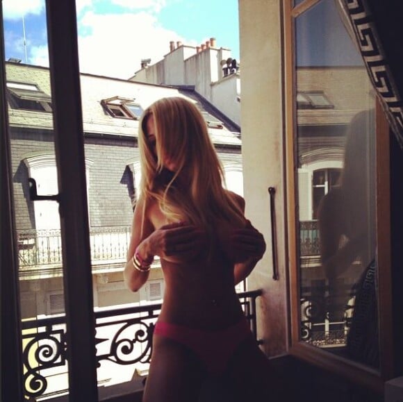 Shauna Sand gâte ses followers sur Instagram avec cette photo d'elle, topless à la fenêtre de sa chambre d'hôtel à Genève.