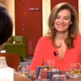 Valérie Trierweiler était sur le plateau de C à vous, émission présentée par Alessandra Sublet. Jeudi 27 juin 2012. La première dame était très détendue et souriante.
