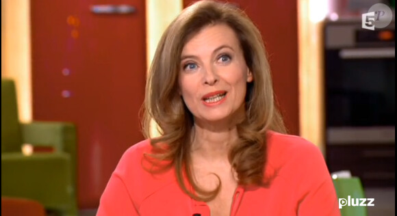 La compagne de François Hollande, Valérie Trierweiler, était sur le plateau de C à vous, émission présentée par Alessandra Sublet. Jeudi 27 juin 2012.