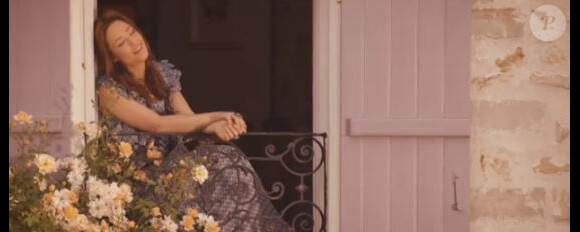 Natasha St-Pier dans le clip de Rappelle-toi. deuxième extrait de l'album Thérèse, Vivre d'amour.