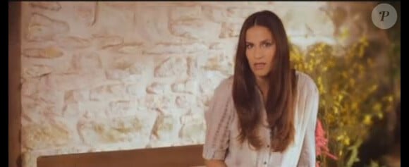 Elisa Tovati dans le clip de Rappelle-toi. deuxième extrait de l'album Thérèse, Vivre d'amour.
