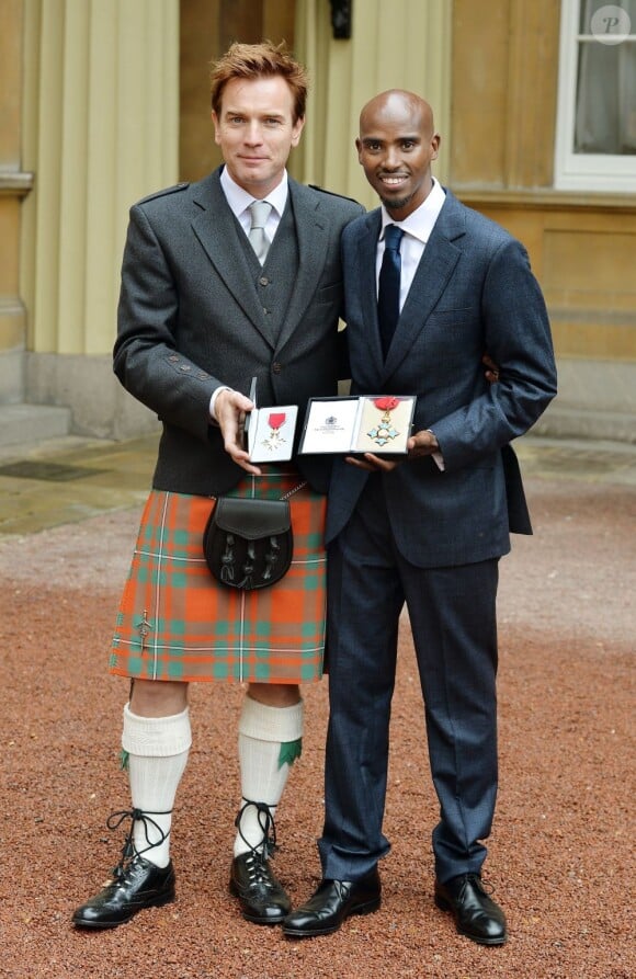 Ewan McGregor et le double champion olympique Mo Farah dans la cour de Buckingham Palace après avoir été fait Officier et Commandeur de l'Empire britannique par le prince Charles le 28 juin 2013