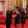 Le prince Charles fait de Ewan McGregor un Officier de l'Empire britannique à Buckingham Palace le 28 juin 2013