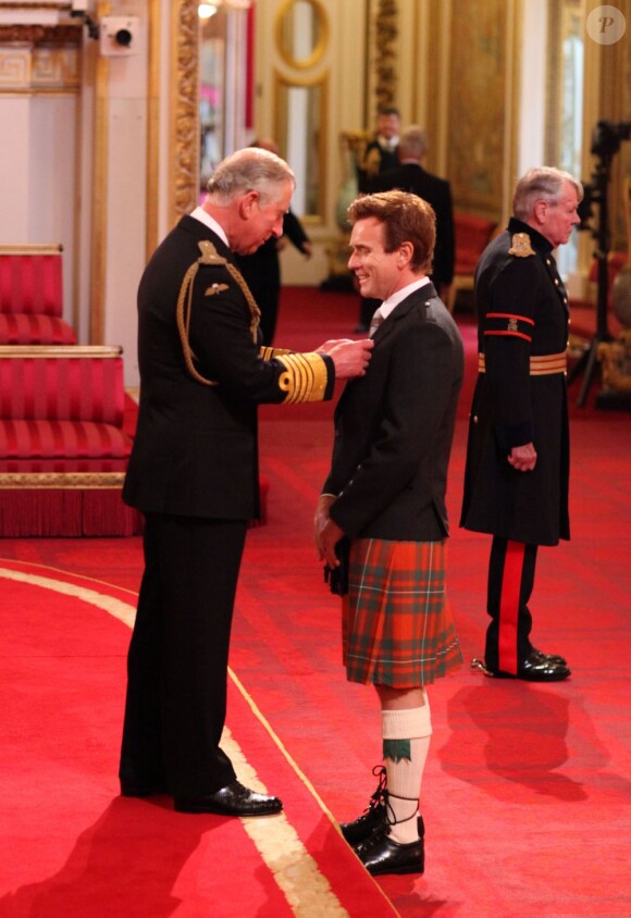 Le prince Charles fait de Ewan McGregor un Officier de l'Empire britannique à Buckingham Palace le 28 juin 2013