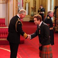 Ewan McGregor en kilt devant le prince Charles et à l'honneur à Buckingham