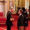 Le prince Charles et Ewan McGregor, nouvel Officier de l'Empire britannique à Buckingham Palace le 28 juin 2013