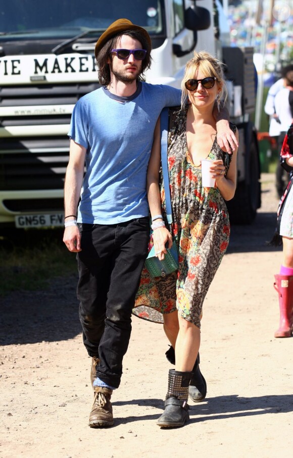 Sienna Miller et Tom Sturridge à Glastonbury en Angleterre, le 29 juin 2013.