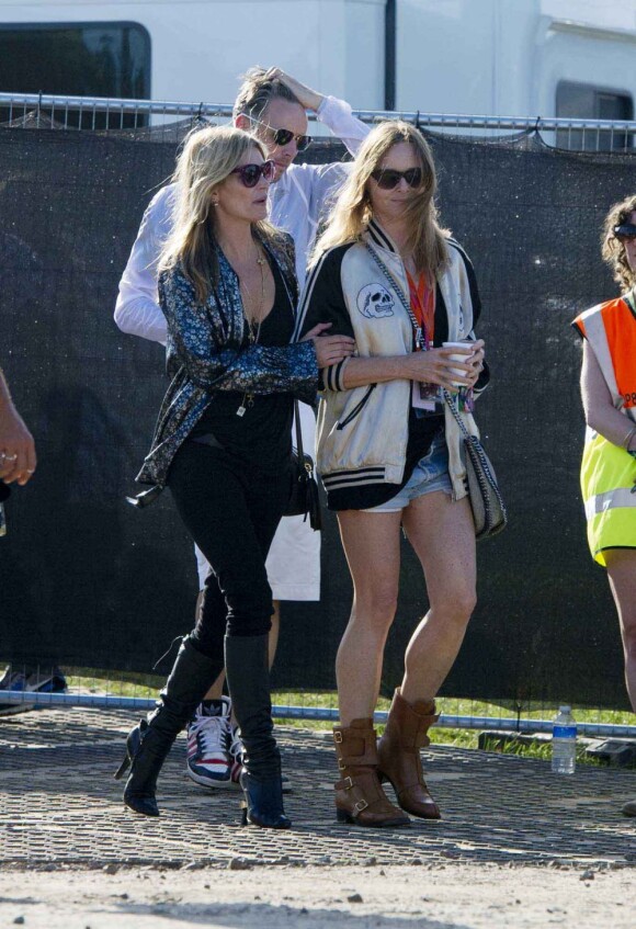 Kate Moss, Stella McCartney, Alasdhair Willis sont au festival de Glastonbury en Angleterre, le 29 juin 2013.