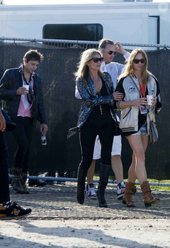 Jamie Hince, Kate Moss, Stella McCartney et Alasdhair Willis à Glastonbury en Angleterre, le 29 juin 2013.