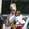 Charlize Theron avec son adorable Jackson dans les bras à Los Angeles, le 29 juin 2013.