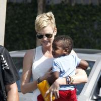 Charlize Theron : Radieuse avec son fils, mais inquiète pour Mandela