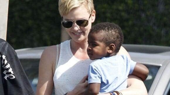 Charlize Theron : Radieuse avec son fils, mais inquiète pour Mandela