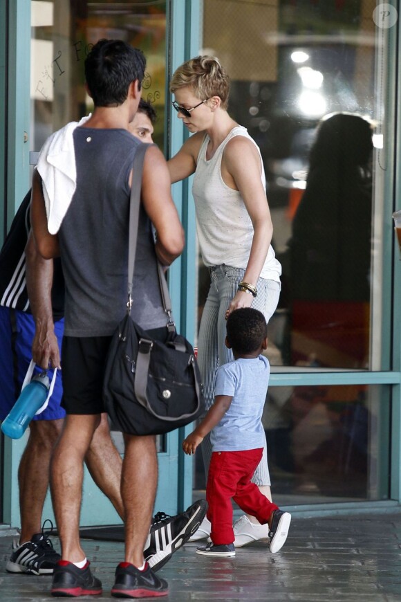 Charlize Theron se balade avec le tout mignon Jackson à Los Angeles, le 29 juin 2013.
