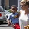 Charlize Theron et son fils Jackson à Los Angeles, le 29 juin 2013.
