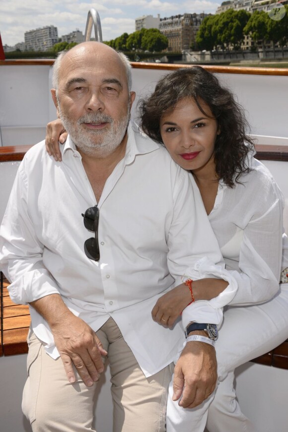 Gérard Jugnot et sa compagne Saida Jawad lors de la 3ème édition du Brunch Blanc-Une croisiere sur la Seine à Paris le 30 juin 2013